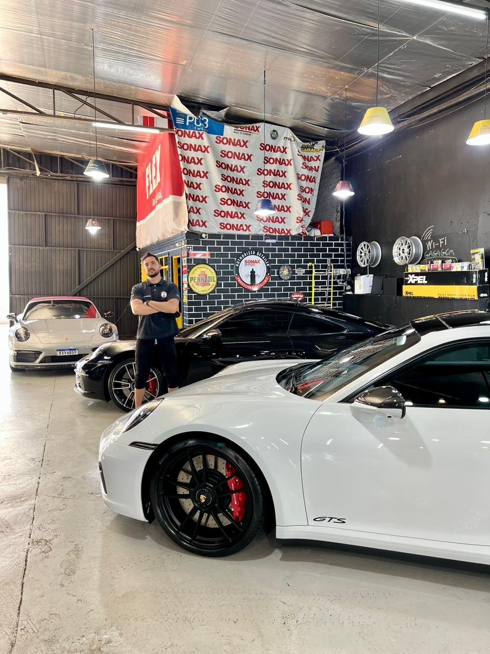 Detalhamento de veículo premium em processo